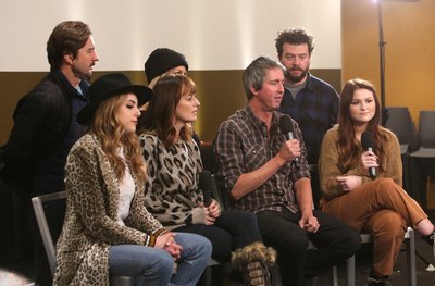 Elizabeth Gillies Poster 3003731