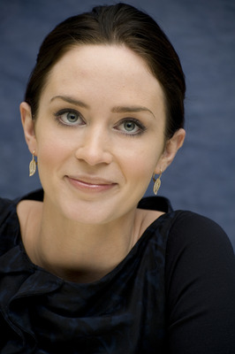 Emily Blunt Poster 2427630