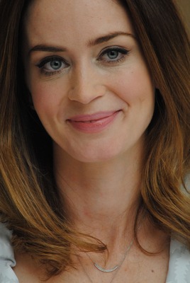Emily Blunt Poster 2491673