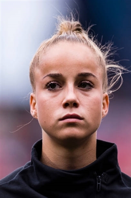 Giulia Gwinn Poster 3688803