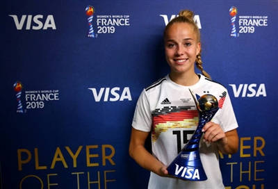 Giulia Gwinn Poster 3688832