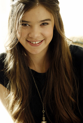 Hailee Steinfeld Poster 2305211