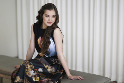 Hailee Steinfeld Poster 2350903