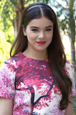 Hailee Steinfeld Poster 2365139