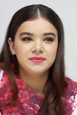 Hailee Steinfeld Poster 2365146