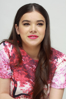 Hailee Steinfeld Poster 2365158
