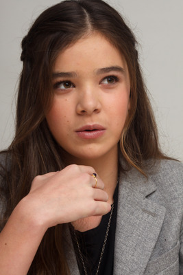 Hailee Steinfeld Poster 2443055