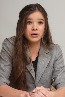 Hailee Steinfeld Poster 2443075
