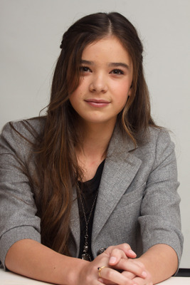 Hailee Steinfeld Poster 2443087