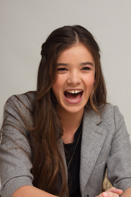 Hailee Steinfeld Poster 2443093