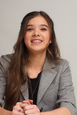 Hailee Steinfeld Poster 2443105