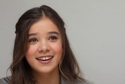 Hailee Steinfeld Poster 2443108