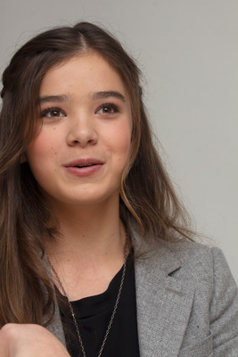 Hailee Steinfeld Poster 2443110