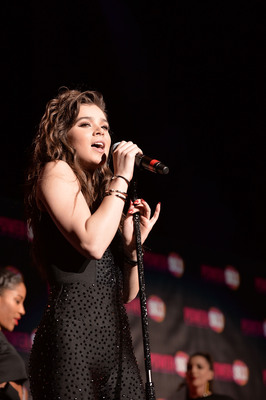 Hailee Steinfeld Poster 2940182