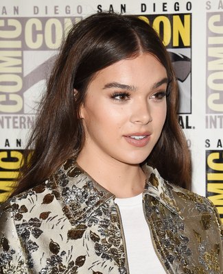 Hailee Steinfeld Poster 3729437