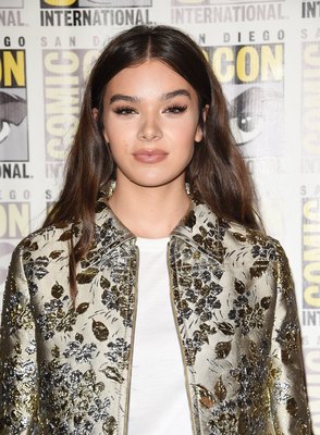 Hailee Steinfeld Poster 3729866