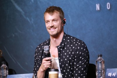 Joel Kinnaman Poster 2987700