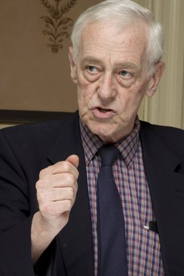 John Mahoney Poster 2262178