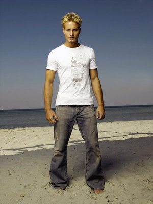 Justin Hartley Poster 2208589