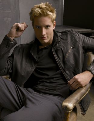 Justin Hartley Poster 2216891