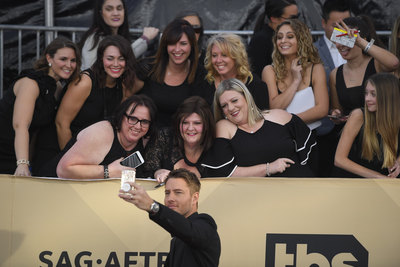 Justin Hartley Poster 2963080