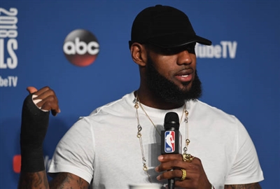 LeBron James Poster 3410919