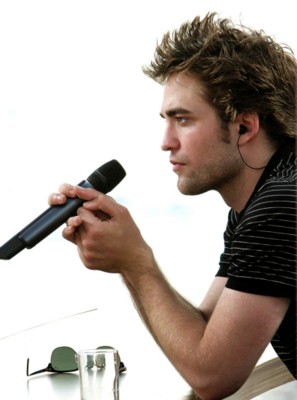 Robert Pattinson Poster 1525190