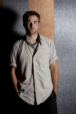 Robert Pattinson Poster 2187342