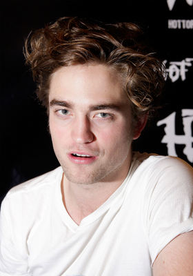 Robert Pattinson Poster 2201151