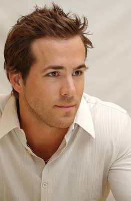 Ryan Reynolds Poster 2393904