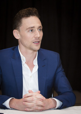 Tom Hiddleston Poster 2363602