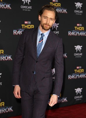 Tom Hiddleston Poster 2771027