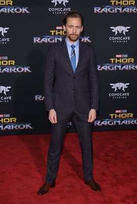 Tom Hiddleston Poster 2771083