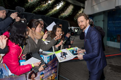 Tom Hiddleston Poster 2959367