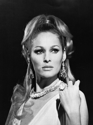 Ursula Andress Poster 2600265