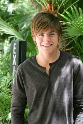 Zac Efron Poster 2239581