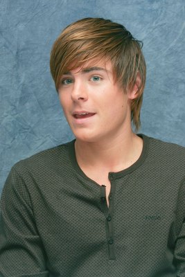 Zac Efron Poster 2239586