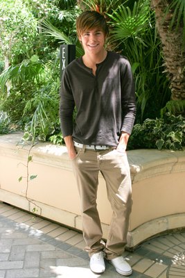 Zac Efron Poster 2239592