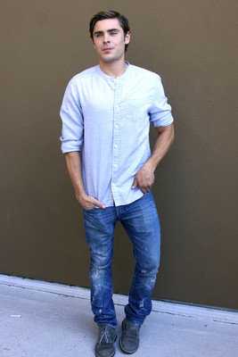 Zac Efron Poster 2243073