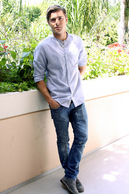 Zac Efron Poster 2243076