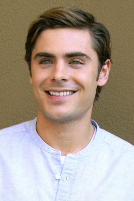Zac Efron Poster 2243077