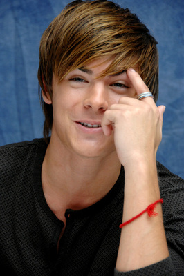 Zac Efron Poster 2268213