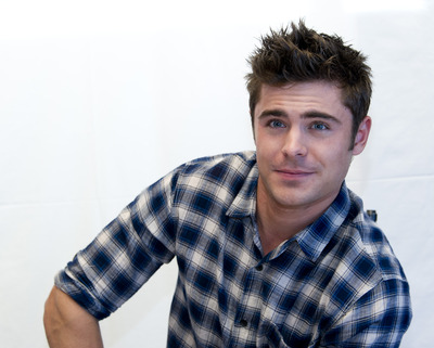 Zac Efron Poster 2459238