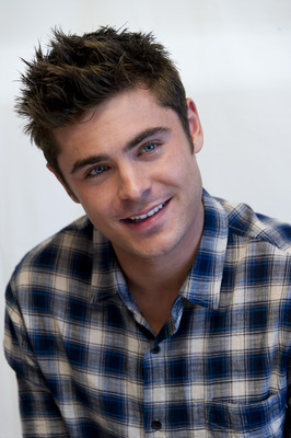 Zac Efron Poster 2459242
