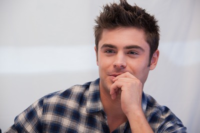 Zac Efron Poster 2463611