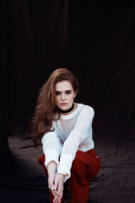 Zoey Deutch Poster 2697607