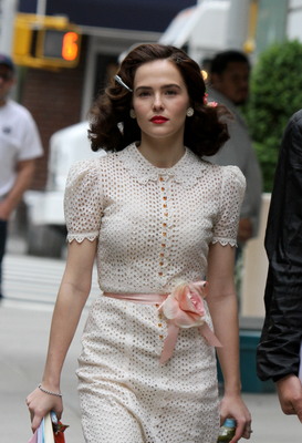 Zoey Deutch Poster 2697931